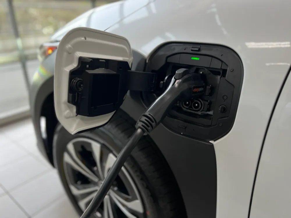 2023 toyota bz4x le fwd white 28